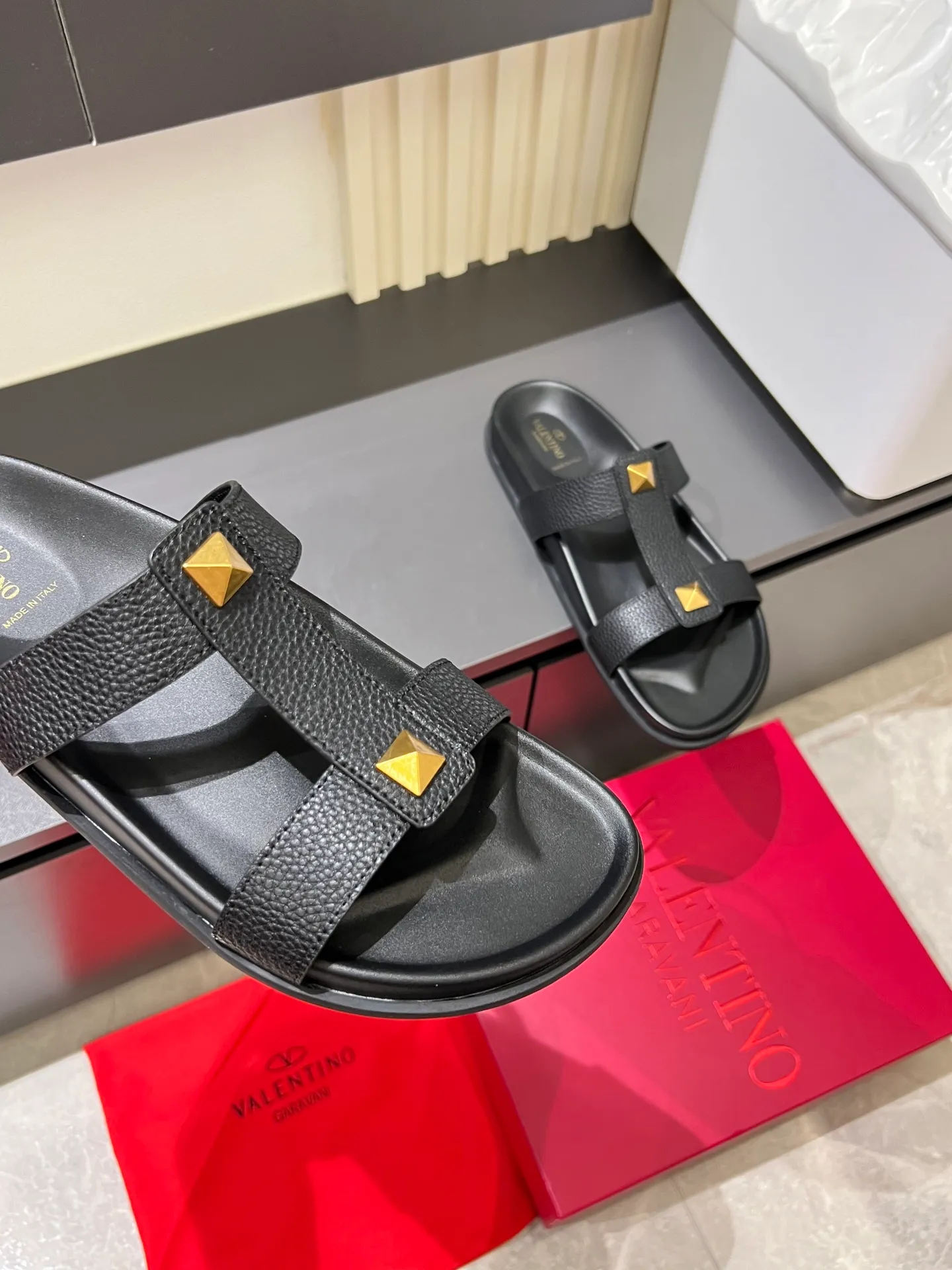 Men's shoes 💰p300 VALENTINO Men's 🧍‍♂️ Spring and summer new style metal logo flat slippers, elegant sandals, the same style worn by celebrities, original molding, imported calfskin. Rubber outsole. Soft and durable, full set of counter packaging size: 39-44 (.45.46 customized)